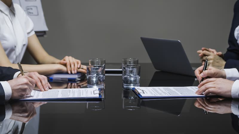 Businessmen Signing Contracts 2022 01 04 20 53 36 Utc (1) - Contabilidade em Indaiatuba - SP